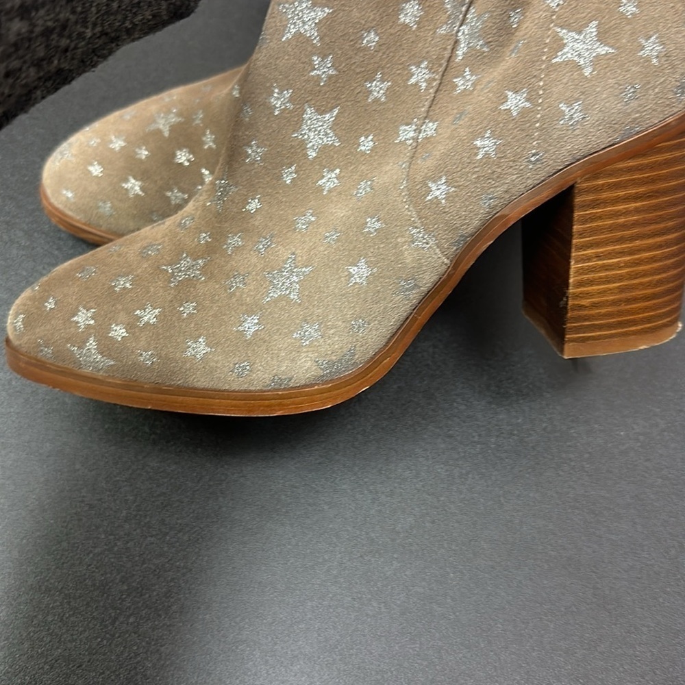 Steve Madden Suade tan / silver star zip ankle booties with pointed toe size 8 - Picture 7 of 12